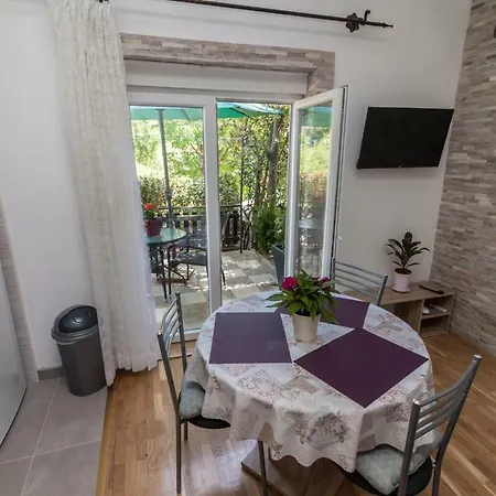 Laurel Apartment *