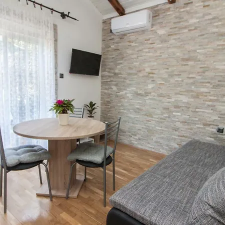 Laurel Apartment *
